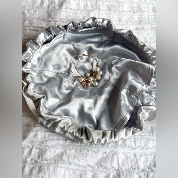 Women’s velvet blue travel jewelry bag with two pairs of women’s earrings - Picture 5 of 5